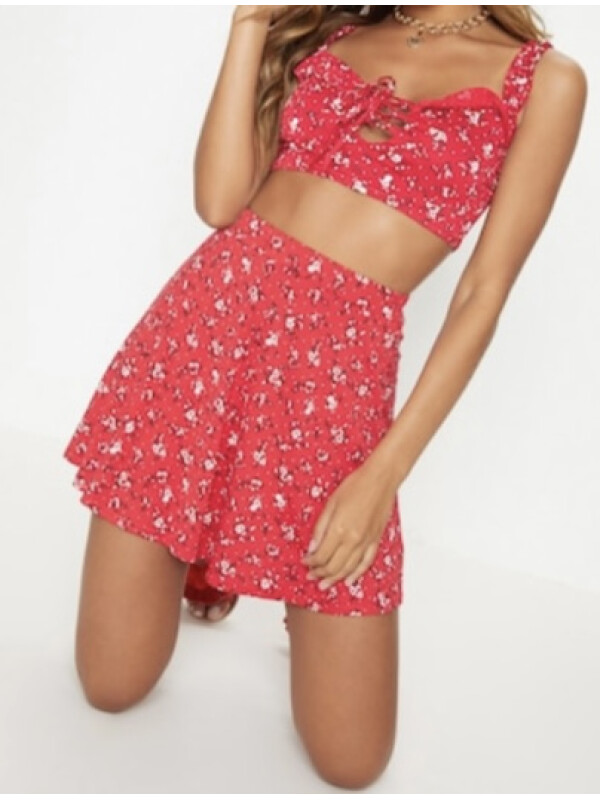 FUSTA SCURTA CU FLORI ALBE 