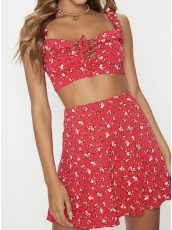 FUSTA SCURTA CU FLORI ALBE 