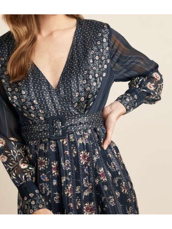 Rochie midi înflorată bleu marin cu detalii la gât și curea sclipitoare 