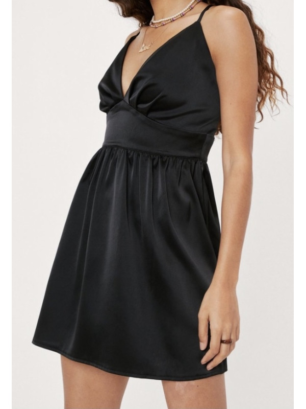 Rochie mini din satin cu bretele încrucișate la spate Nasty Gal 
