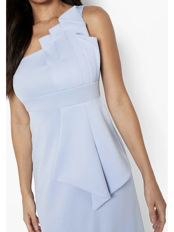 Rochie maxi cu detaliu plisat pe un umăr