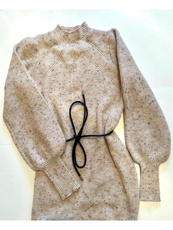 ROCHIE CU CUREA ÎN TALIE