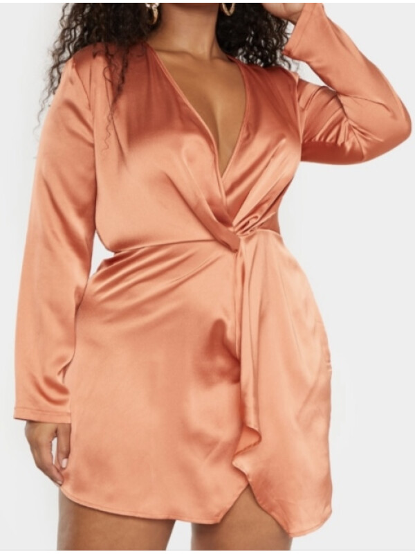 PLUS ROCHIE CU MÂNECĂ LUNGĂ DE SATIN RUST