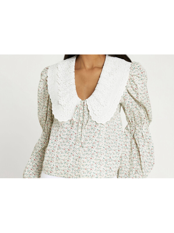 CĂMAȘĂ CU GULER DIN DANTELĂ