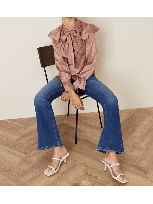 Bluză Julie maro cu volane și mâneci lungi