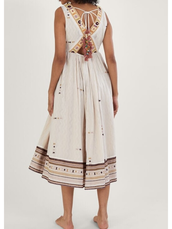 Rochie statement cu broderie în formă de V