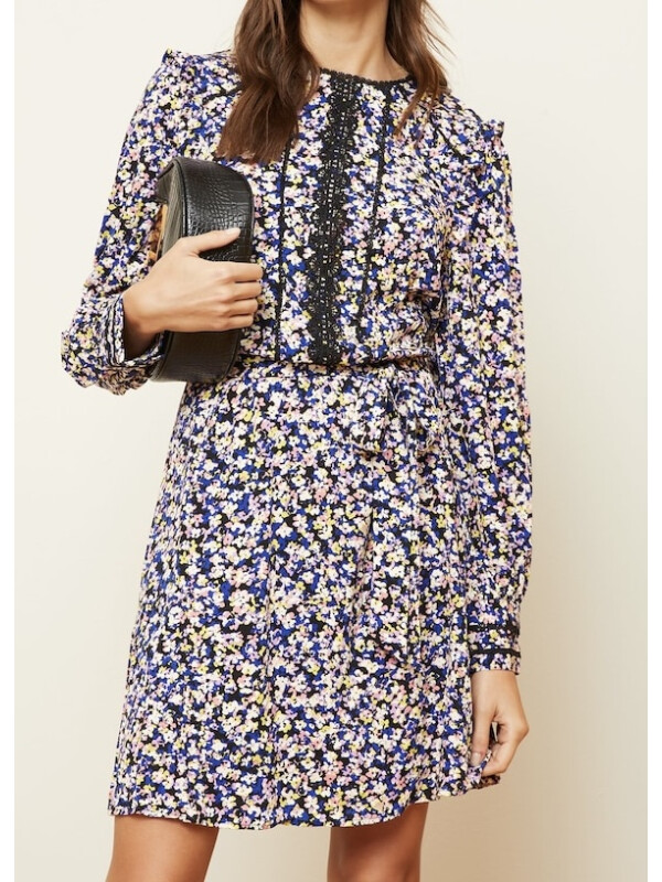 Love & Roses – Rochie mini bleumarin cu imprimeu floral mărunt, pliseuri fine, detalii din dantelă și curea în talie.