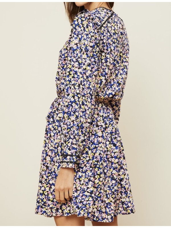 Love & Roses – Rochie mini bleumarin cu imprimeu floral mărunt, pliseuri fine, detalii din dantelă și curea în talie.