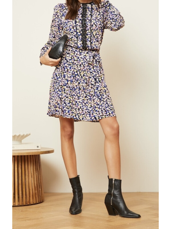 Love & Roses – Rochie mini bleumarin cu imprimeu floral mărunt, pliseuri fine, detalii din dantelă și curea în talie.