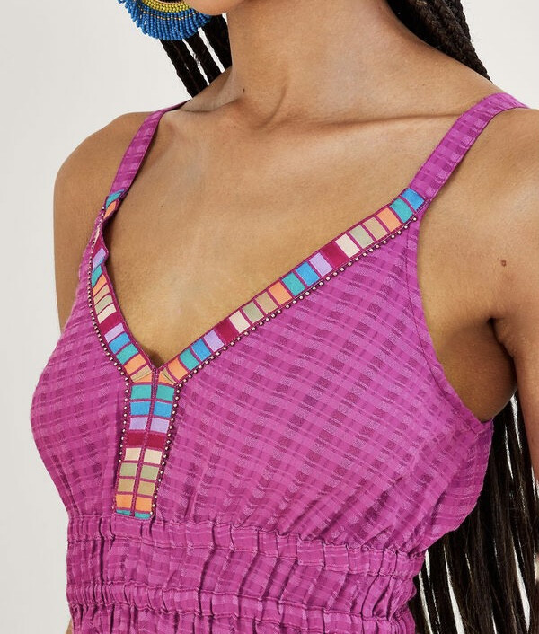 Rochie midi simplă, cu textură ușoară și bandă decorativă