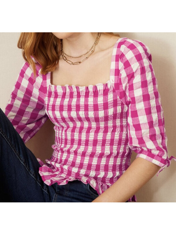 Bluză roz cu carouri gingham și corsaj fronsat