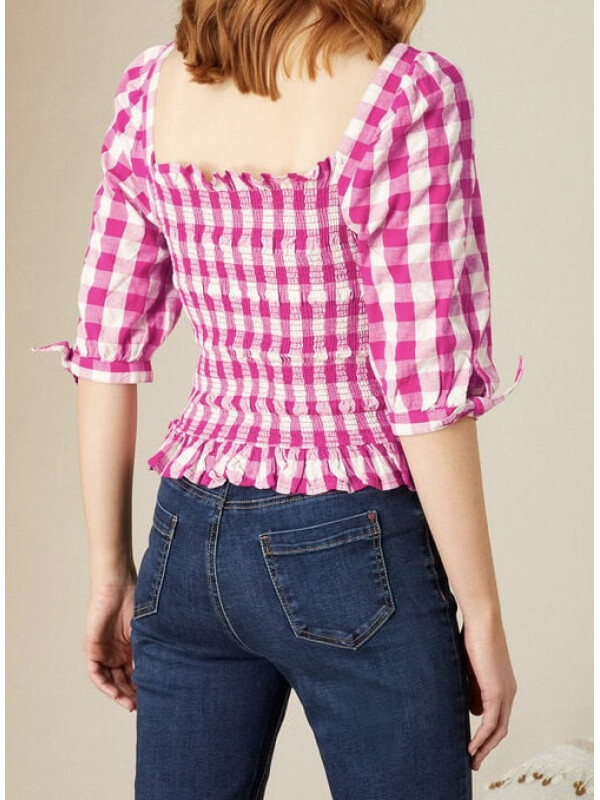 Bluză roz cu carouri gingham și corsaj fronsat