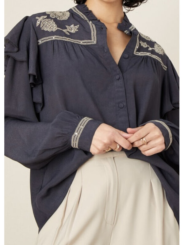 Bluză gri cu broderie în stil victorian