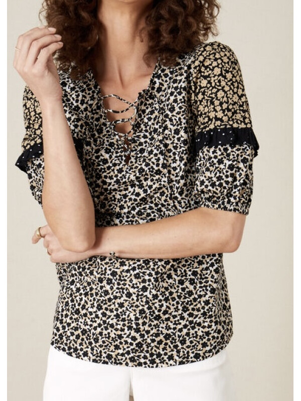 Top negru cu imprimeu floral monocrom și detalii cu volane