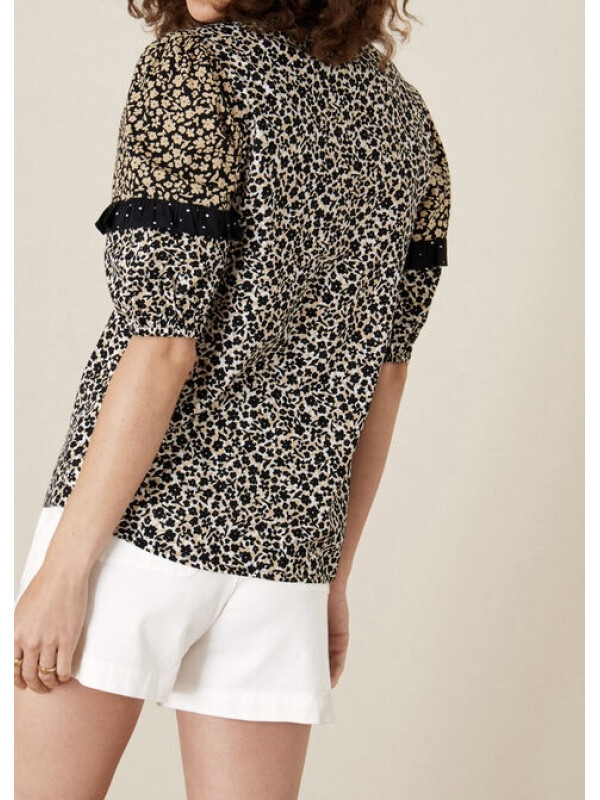 Top negru cu imprimeu floral monocrom și detalii cu volane