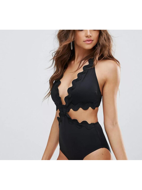 COSTUM DE BAIE CU DETALII DECUPATE