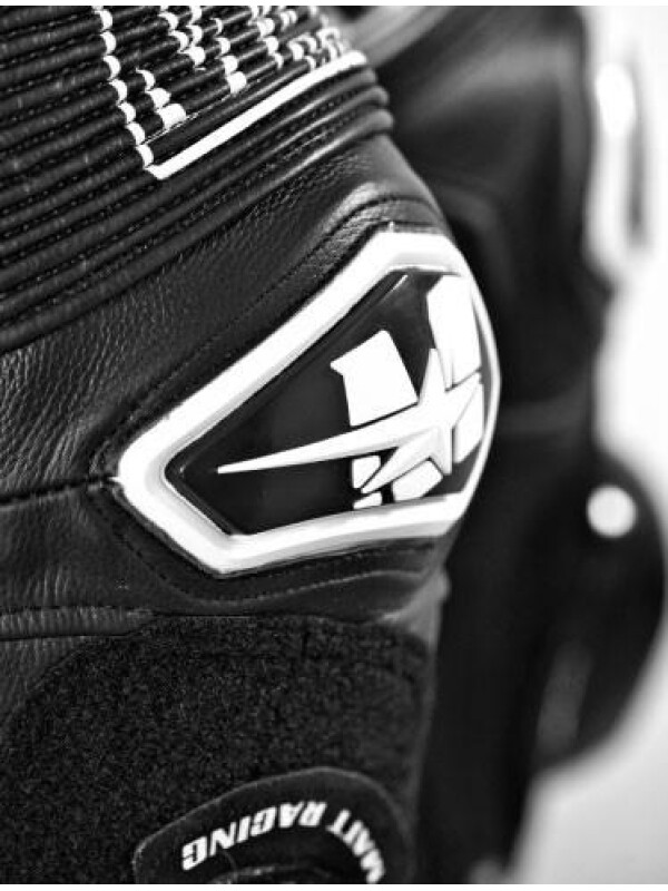 COSTUM DE MOTOCICLETĂ