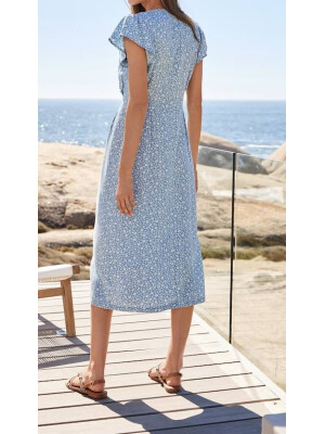 Rochie de vară cu imprimeu floral mic.