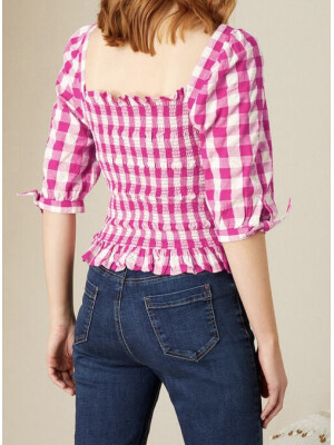 Bluză roz cu carouri gingham și corsaj fronsat