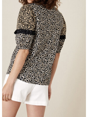 Top negru cu imprimeu floral monocrom și detalii cu volane