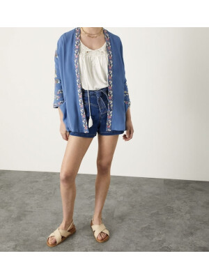 Kimono Hermione albastru, decorat cu detalii florale, realizat din vâscoză sustenabilă.