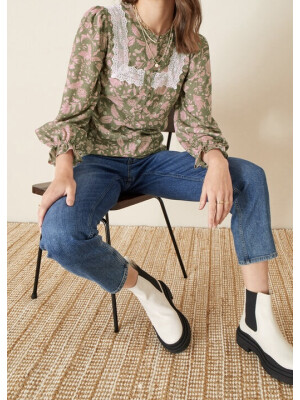 Bluză verde cu imprimeu floral și inserții din dantelă