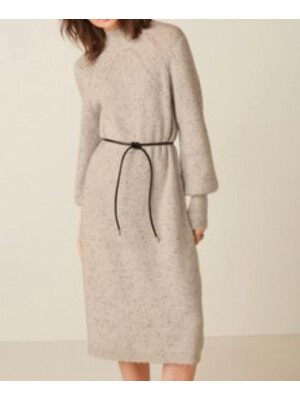 ROCHIE CU CUREA ÎN TALIE