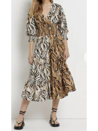 ROCHIE CU DECOLTEU IN V RIVER ISLAND 