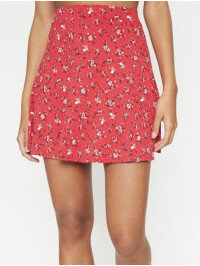 FUSTA SCURTA CU FLORI ALBE 