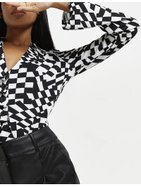 CAMASĂ ALBĂ CU VOLANE ÎN FAȚĂ