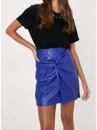 Fusta mini cu detaliu nod din piele artificială