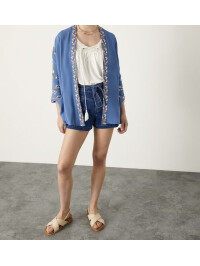 Kimono Hermione albastru, decorat cu detalii florale, realizat din vâscoză sustenabilă.