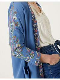 Kimono Hermione albastru, decorat cu detalii florale, realizat din vâscoză sustenabilă.