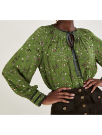 Top verde cu imprimeu delicat și paiete, realizat din LENZING™ ECOVERO™