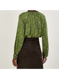 Top verde cu imprimeu delicat și paiete, realizat din LENZING™ ECOVERO™