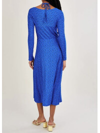 Rochie albastră din jerseu cu decupaje și model cu buline.