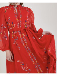 Rochie cămașă Emily brodată, din poliester reciclat, roșie.