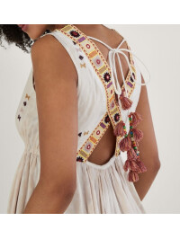 Rochie statement cu broderie în formă de V