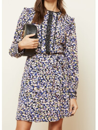 Love & Roses – Rochie mini bleumarin cu imprimeu floral mărunt, pliseuri fine, detalii din dantelă și curea în talie.