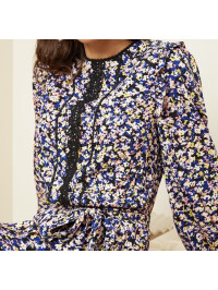 Love & Roses – Rochie mini bleumarin cu imprimeu floral mărunt, pliseuri fine, detalii din dantelă și curea în talie.