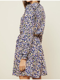 Love & Roses – Rochie mini bleumarin cu imprimeu floral mărunt, pliseuri fine, detalii din dantelă și curea în talie.