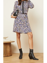 Love & Roses – Rochie mini bleumarin cu imprimeu floral mărunt, pliseuri fine, detalii din dantelă și curea în talie.-Multicolor-42