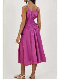 Rochie midi simplă, cu textură ușoară și bandă decorativă