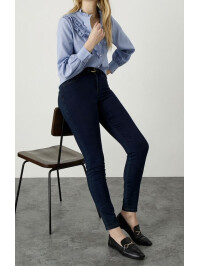 Cămașă albastră cu imprimeu în dungi și volănașe, din poliester reciclat