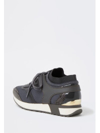 ADIDAȘI RIVER ISLAND