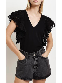 BLUZĂ CU DETALIU DANTELĂ ȘI VOLANE